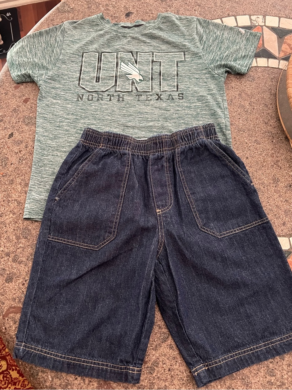 UNT North Texas Heather Green Tee & denim shorts boys Sz 8